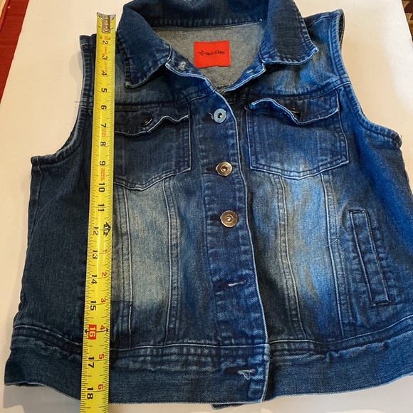 Washed Denim Jean Vest. Buttons and pockets at front. Juniors . Medium - Picture 4 of 10